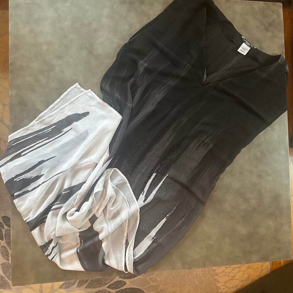 Carmen Marc Valvo Black and White V-Neck Dress Cover Up